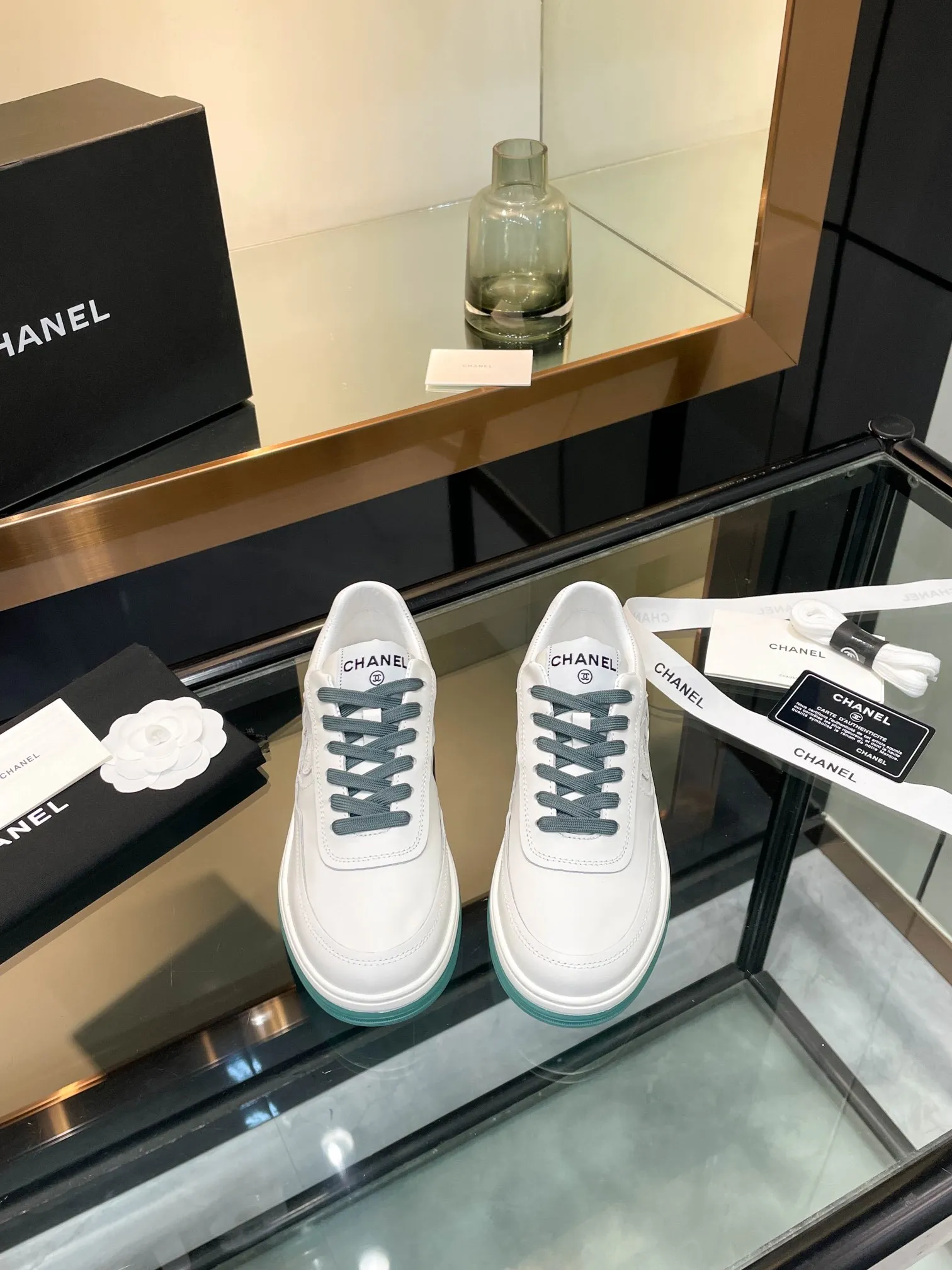 👟👟Ex-factory price 520👟👟Chanel Chanel 25SF latest model full leather panda color white shoes casual sports shoes skateboard shoes original purchase and development production Xiaoxiang C Home Another super popular item in the counter, loved by Internet celebrity bloggers and sisters, and various praises on social platforms. It is very popular, has a high texture, is breathable and super spring and summer. Seeing this issue always arouses the inner desire of girls for fashion. The latest suede material, classic black and white color, full of fashionable feeling on the feet, easy to care for. Fabric: Original customized imported cowhide material. Lining: Customized soft sheepskin lining. Sole: Original molded TPU non-slip outsole. Bottom thickness: 2.5CM. Size: Women's size 35-40 (custom-made sizes 40 are non-refundable)